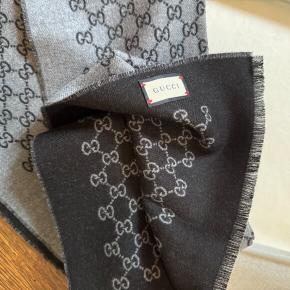 Beautiful navy and gray wool Gucci scarf - brand new w/ box - Picture 3 of 4